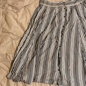 Universal Thread Black and White skirt